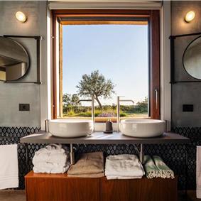 4 bedroom villa with pool near Noto, sleeps 8